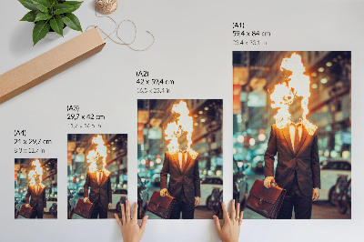 Poster în culori saturate Bărbat elegant cu capul în flăcări în oraș
