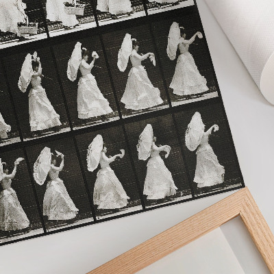 Poster în culori saturate Femeie ridicând un coș, fluturând o batistă (1887) – fotografie de Eadweard Muybridge