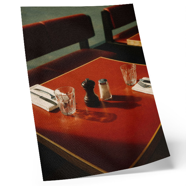 Poster în culori saturate O masă într-un restaurant cu condimente și pahare