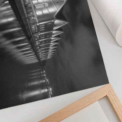 Poster Arhitectură monocromatică cu reflexie în apă