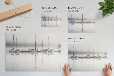Poster pentru perete Reflecție calmă a iahturilor în ceață pe marina