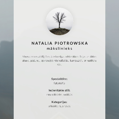 Poster O casă minimalistă de iarnă pe fundalul zăpezii