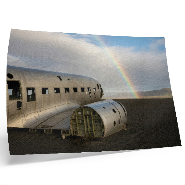 Poster O epavă de avion metalică cu un curcubeu în fundal.