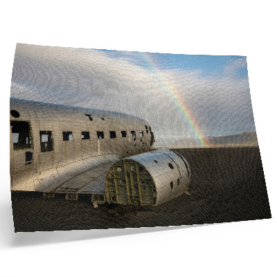Poster O epavă de avion metalică cu un curcubeu în fundal.