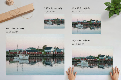 Poster pentru perete Casele cubiste roșii de lângă lac sunt radiante