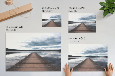 Poster Un dig pitoresc pe malul lacului, cu vedere la munți