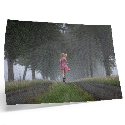 Poster Figura alergătoare alee ceață copaci verzi