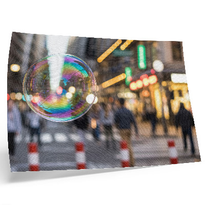 Poster retro O stradă vibrantă a orașului cu o bulă reflectorizantă