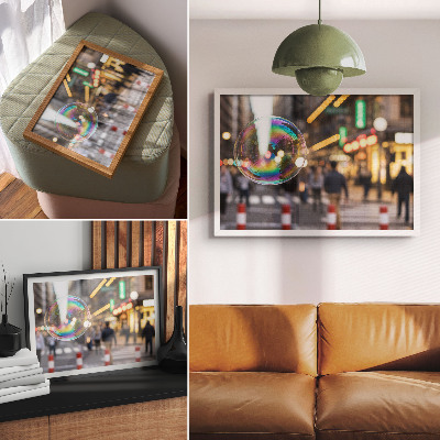Poster retro O stradă vibrantă a orașului cu o bulă reflectorizantă