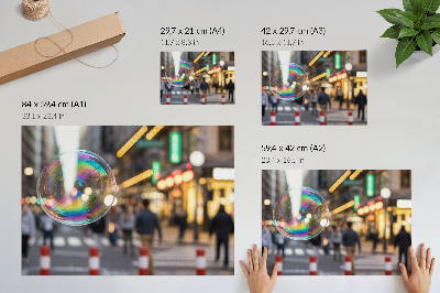 Poster retro O stradă vibrantă a orașului cu o bulă reflectorizantă