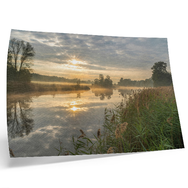 Poster O dimineață cețoasă lângă lac cu reflexii ale naturii