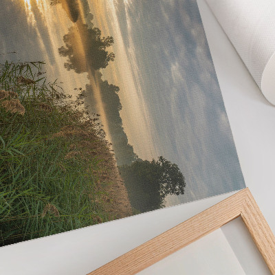 Poster O dimineață cețoasă lângă lac cu reflexii ale naturii