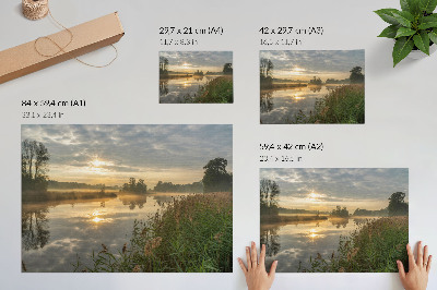 Poster O dimineață cețoasă lângă lac cu reflexii ale naturii