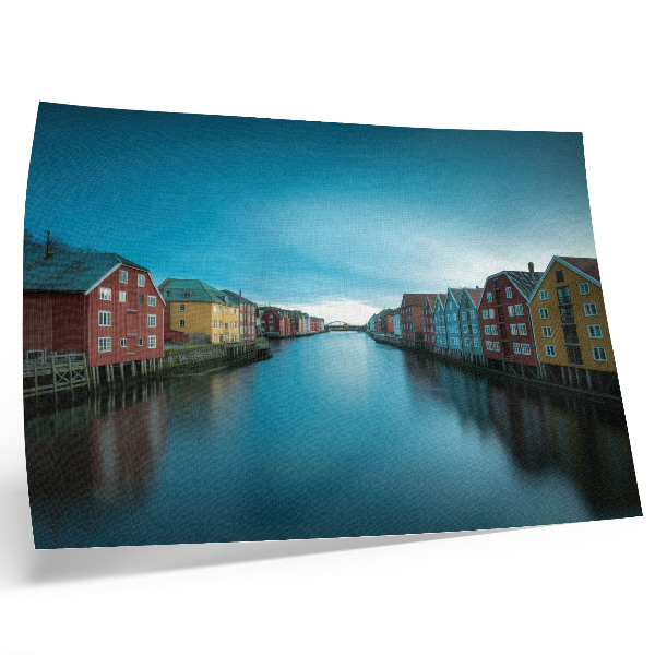 Poster retro Case colorate reflectate în râu, atmosferă scandinavă