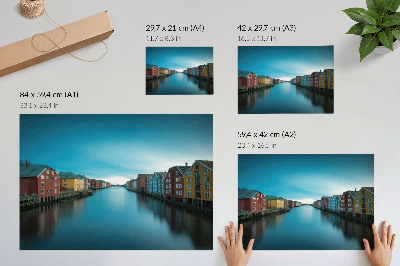 Poster retro Case colorate reflectate în râu, atmosferă scandinavă