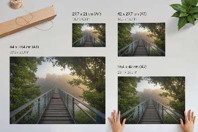 Poster pentru perete Un pod în ceață peste un râu într-un cadru verde
