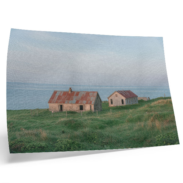 Poster pentru perete Clădiri rustice, pajiști verzi, mare