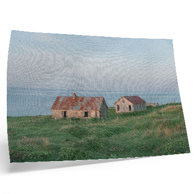 Poster pentru perete Clădiri rustice, pajiști verzi, mare
