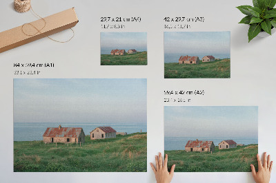 Poster pentru perete Clădiri rustice, pajiști verzi, mare