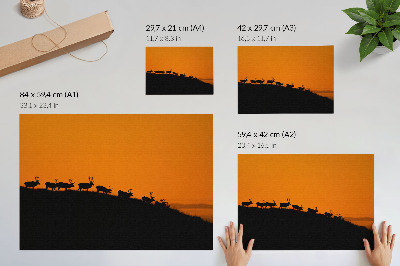 Poster retro Siluete de cerbi pe un deal cu fundal portocaliu
