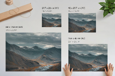 Poster Munți mohorât, pâraie portocalii, nori dramatici