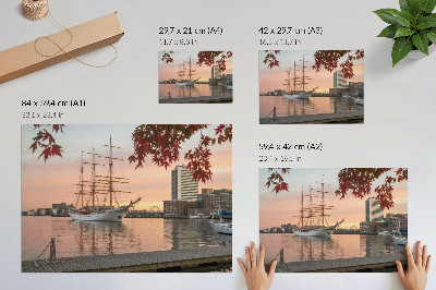Poster O corabie cu pânze la apus, o panoramă liniștită a orașului