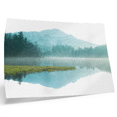Poster retro Un lac liniștit printre munți verzi