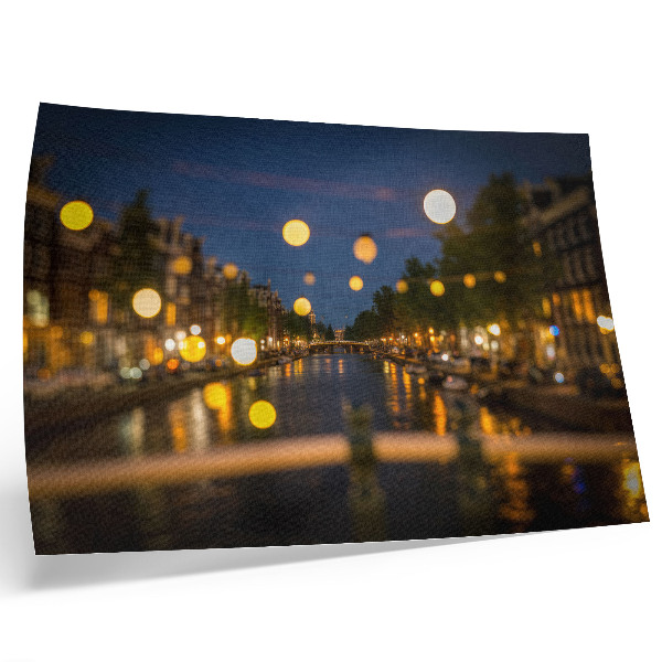 Poster pentru perete Un oraș fermecător noaptea, lumini reflectate în apă