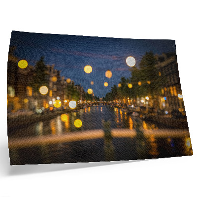 Poster pentru perete Un oraș fermecător noaptea, lumini reflectate în apă
