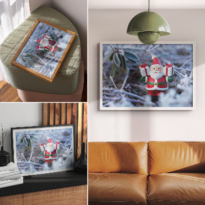 Poster Moș Crăciun cu cadouri într-un decor de iarnă