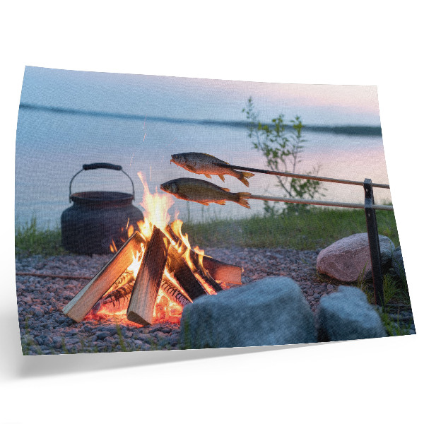 Poster Foc de tabără lângă lac, pește pe bețe, natural