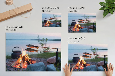 Poster Foc de tabără lângă lac, pește pe bețe, natural