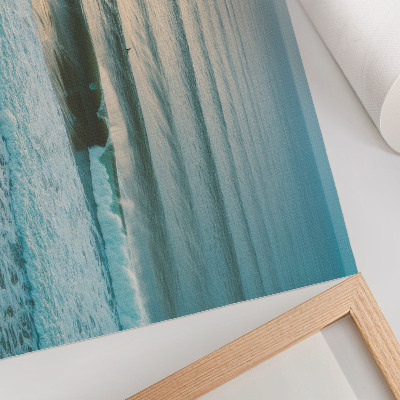 Poster pentru perete Valurile oceanului calmează surferii la orizont