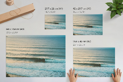 Poster pentru perete Valurile oceanului calmează surferii la orizont