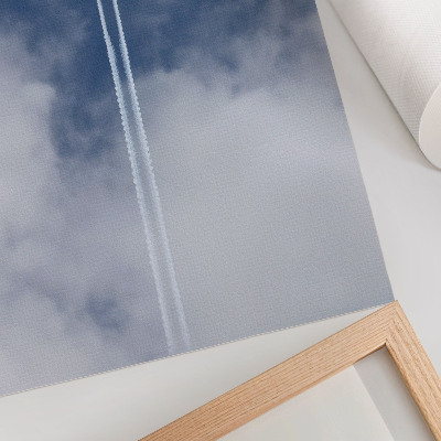Poster Avion pe cerul albastru cu dungi albe