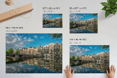 Poster Case de locuit seducătoare reflectate în apa canalului