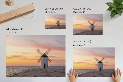 Poster pentru perete Moară de vânt în lumina apusului, mare, cer pastel