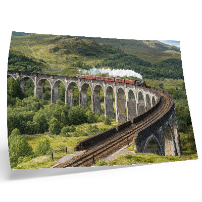 Poster retro Un viaduct cu un tren printre dealuri verzi