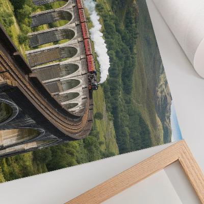 Poster retro Un viaduct cu un tren printre dealuri verzi
