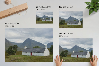 Poster retro O căsuță albă printre munți și verdeață