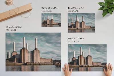 Poster pentru perete O clădire impresionantă cu coșuri de fum peste râu