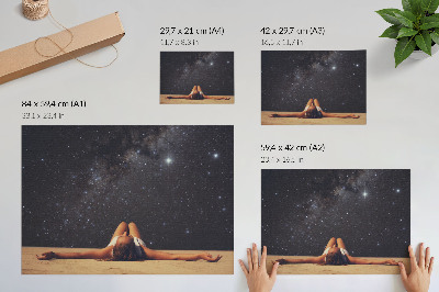Poster O figură suprarealistă sub un cer înstelat