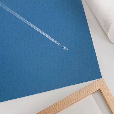 Poster pentru perete Avion în fundalul albastru al cerului, atmosferă dinamică