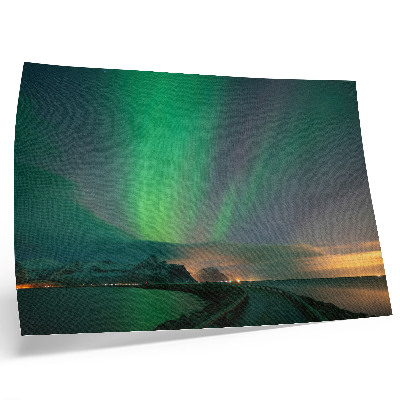 Poster Aurora boreală peste un peisaj montan rece