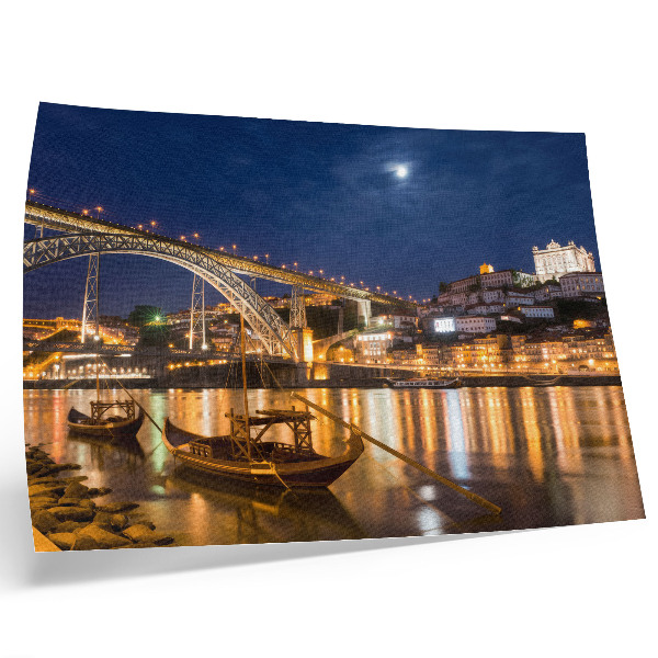 Poster pentru perete Pod noaptea cu oraș lumini cu bărci de apă