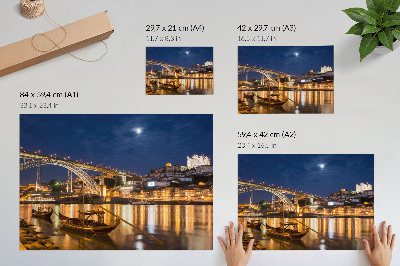 Poster pentru perete Pod noaptea cu oraș lumini cu bărci de apă