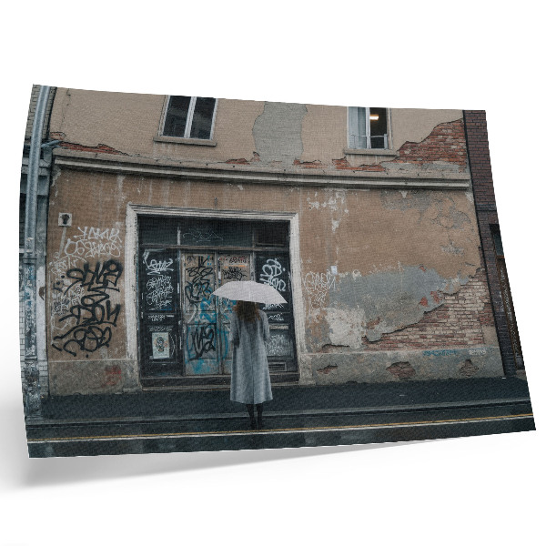 Poster O persoană cu o umbrelă în fața unui perete plin de graffiti
