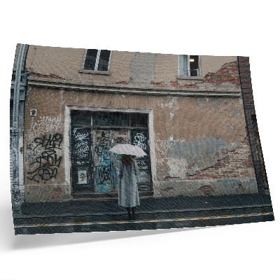 Poster O persoană cu o umbrelă în fața unui perete plin de graffiti