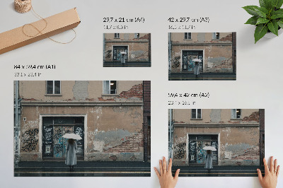 Poster O persoană cu o umbrelă în fața unui perete plin de graffiti