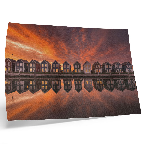 Poster Case colorate lângă apă în lumina apusului
